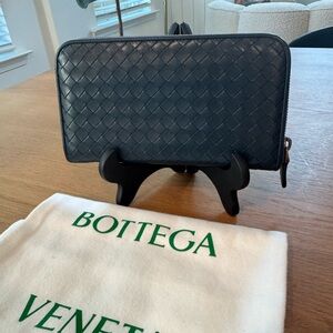 Bottega Veneta Zippy Wallet - Navy